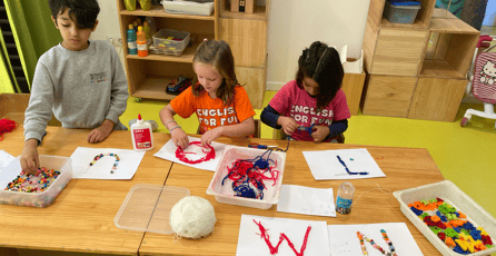 niños haciendo manualidades con letras